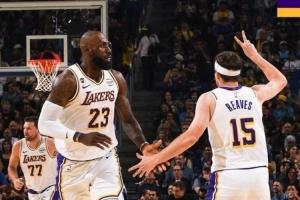 三巨头同时入镜！湖人发布赢球海报：老詹小里击掌瞬间成为封面 - 资讯配图