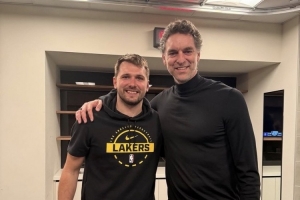 大加索尔晒与东契奇合影:生日夜一场大胜 今天再来一次! - 资讯配图