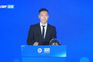 吴曦谈获奖:上个月我37岁,这也许是我作为球员最后一个个人奖项 - 资讯配图