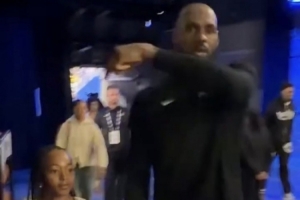 詹姆斯赛后牵着女儿的手离场:这就是我的小福星 1胜0负! - 资讯配图