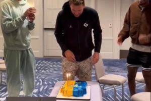 蛋糕惊喜+全队合唱！湖人众将为东契奇庆生 詹姆斯变身“领唱员” - 资讯配图