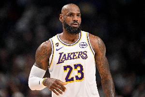 首节的暴扣还是那个味!詹姆斯半场14分钟拿到7分3助2断 - 资讯配图