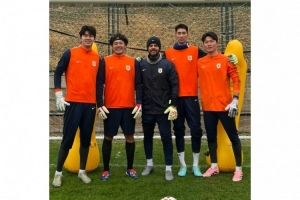 王大雷社媒晒4名泰山门将与教练合影:新赛季一起加油呀! - 资讯配图