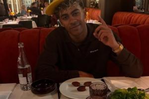 开斋！亚马尔斩获生涯首帽后晒晚餐，餐盘里是三颗椰枣 - 资讯配图