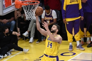 克莱伯：被隔扣是比赛一部分 但为赢球我仍会全力尝试封盖！ - 资讯配图