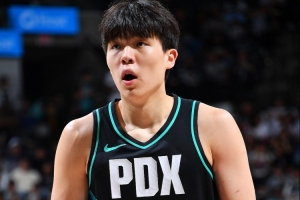 又无机会了？开拓者落后8分 杨瀚森上半场依然未获得出场机会 - 资讯配图