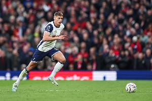 卡斯卡里诺:范德芬在热刺最需要他时状态不佳,他要向范戴克学习 - 资讯配图