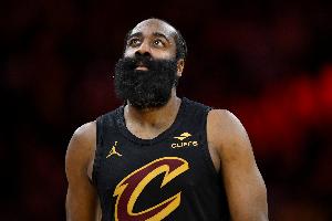 右手拇指骨折！哈登：没考虑过手术治疗 那要缺阵太长时间 - 资讯配图