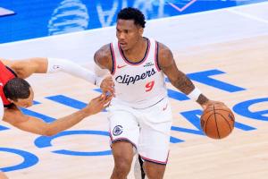 歪打正着！马瑟林持球强攻 双方拼抢中将球点进篮筐 - 资讯配图