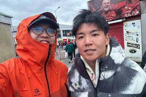 徐彬现场观战曼联!球迷晒合照:徐彬向偶像卡塞米罗取经学习 - 资讯配图