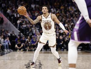 勇士官方：理查德右脚踝扭伤 提前退出与湖人的比赛 - 资讯配图