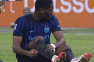 意媒:博尼因右小腿不适被换下,离场后敷上冰袋并将进一步检查 - 资讯配图