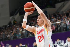 神兵天降！朱俊龙前3场世预赛三分合计7中1 本场三分6中5 - 资讯配图