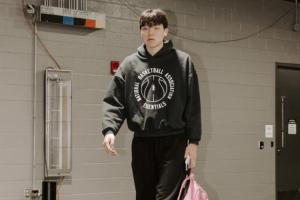 今天有没有机会？开拓者晒入场照 杨瀚森依旧拿着粉色小书包 - 资讯配图