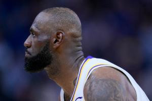 状态出色！詹姆斯13中7拿下22分7板9助1断 正负值+26并列最高 - 资讯配图