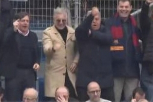 世体：巴萨球迷高唱不跳就是马德里人，拉波尔塔再次做出争议手势 - 资讯配图