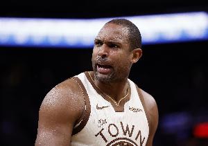 防守建功！霍福德镇守篮下 送乔丹·米勒遮天大帽 - 资讯配图