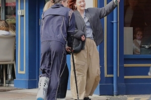 赛季报销，太阳报：格拉利什穿保护靴外出，与球迷热情合影 - 资讯配图