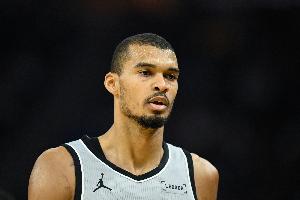 7中1!文班:球队打得有些畏手畏脚 我在三分出手选择上尤为犹豫 - 资讯配图