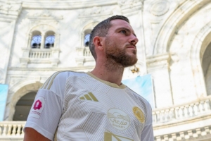 在卡塔尔踢球，韦勒图战争见闻：看到导弹被拦截炸出巨响挺吓人的 - 资讯配图