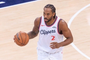 还未发力!伦纳德上半场6投3中&三分4中2 拿到8分5板2助&零罚球 - 资讯配图