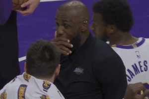 打破不和传闻！老詹赛后主动和东契奇拥抱 两人满脸笑容亲密私语 - 资讯配图