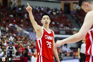 媒体人:朱俊龙撕掉蓝领前锋的标签 狠狠地惩罚了对方的防守策略 - 资讯配图