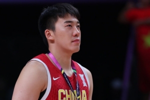 王俊杰：看中国男篮的比赛看到凌晨4点 希望大哥们今日再下一城 - 资讯配图