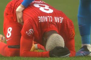 非常沮丧!海港外援克劳德赛后跪地伤心痛哭,颜骏凌将他拉起 - 资讯配图