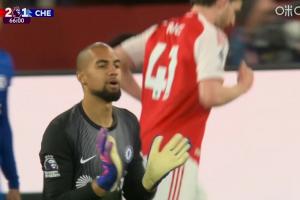 心态炸了!切尔西再丢角球,桑切斯连连投诉+场边罗塞尼尔要求VAR - 资讯配图