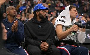 更进一步！伦纳德快船生涯总得分达7722 超越保罗升至队史第6 - 资讯配图