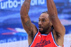 稳健机器人！伦纳德连续37场比赛砍下20+ 队史自麦卡杜之后首人 - 资讯配图