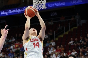 媒体人:李弘权充分诠释了当代年轻球员的拼劲&担当 是逆转大功臣 - 资讯配图