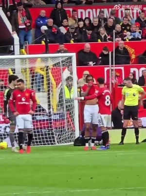队长!曼联0-1落后时,B费利用比赛中断的时间,指导了大部分队员 - 资讯配图