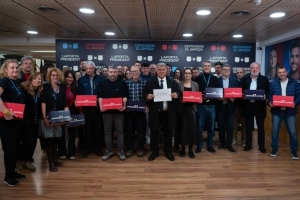 科贝:拉波尔塔提交8171份会员签名参选巴萨主席,比上届少2100份 - 资讯配图