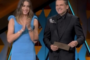 巴萨女足队长普特拉斯出席戈雅奖颁奖典礼，颁发最佳特效奖 - 资讯配图