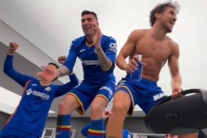 今个真高兴！赫塔费球员在更衣室桌子上跳舞，庆祝击败皇马 - 资讯配图