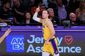 肯纳德加盟湖人9场数据:场均10.1分2.7板1.8助 命中率65/46/91% - 资讯配图