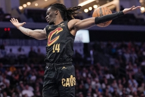 今天单场3断5帽！基翁·埃利斯在骑士9场比赛合计已送出15断14帽 - 资讯配图