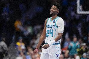 输出全靠你！布兰登·米勒半场三分7中5轰下19分5板 次节4记三分 - 资讯配图