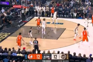 百步穿杨！伦纳德持球单打 迎着防守干拔三分一箭穿心 - 资讯配图