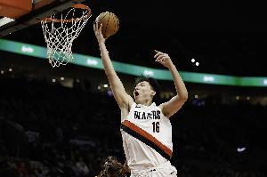 拓媒:这破队看不到希望 全场最大呼声居然发生在杨瀚森得分时候 - 资讯配图