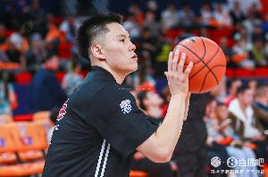 媒体人:李弘权打3速度差点 打4身高不足 但精神属性真可弥补很多 - 资讯配图