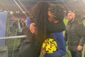 望子成龙18岁亚马尔西甲戴帽，母亲现场见证激动庆祝 - 资讯配图