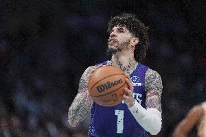 低效！拉梅洛·鲍尔19投6中拿到15分8助 三分7中2 - 资讯配图