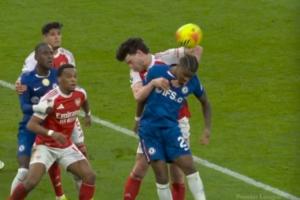 手肘击球！英超官方解释：赖斯与对方拼抢，其动作不构成手球犯规 - 资讯配图