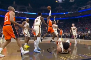 取消了！马瑟林突破抛投造犯规 勇士挑战成功并拿球权 - 资讯配图