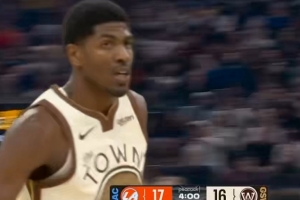 运气不错！内特·威廉姆斯侧翼出手 空位三分颠进篮筐 - 资讯配图