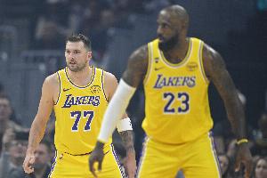 外线有谱！湖人本场三分39中18 上一场三分41投19中 - 资讯配图