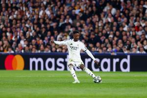 记者：卡马文加牙疼缺席皇马训练，赫伊森参加训练 - 资讯配图